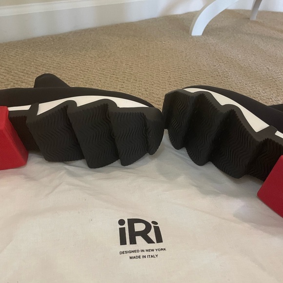 New size 5 WES BLACK RED LOW TOP SNEAKER - Picture 6 of 8